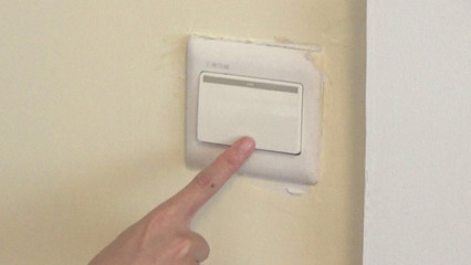 家里開關臟了怎么辦？媽媽教我這一招，輕輕一抹就干凈，告別安全隱患！